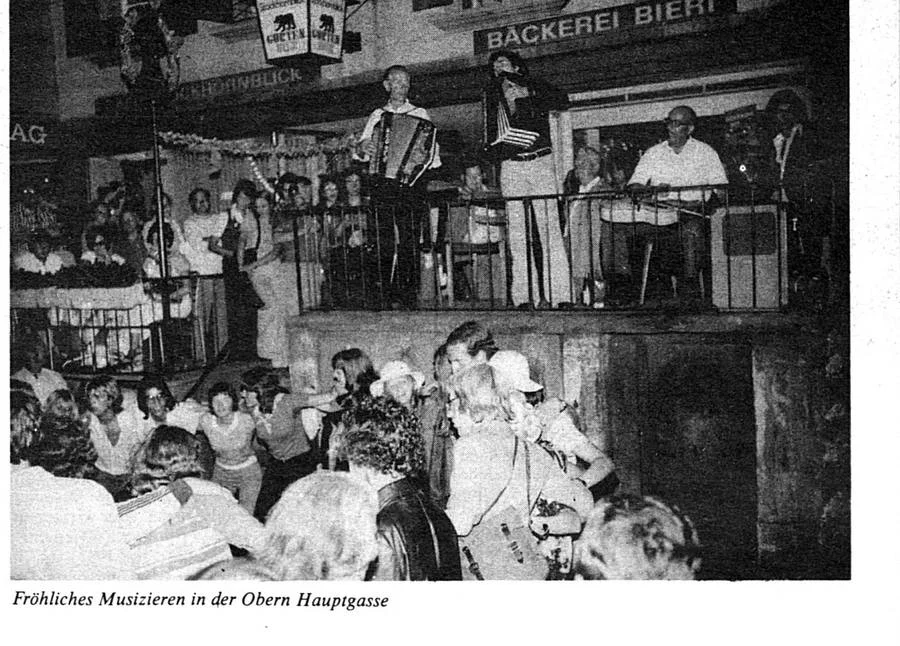 Fröhliches Musizieren in der Oberen Hauptgasse, 1974