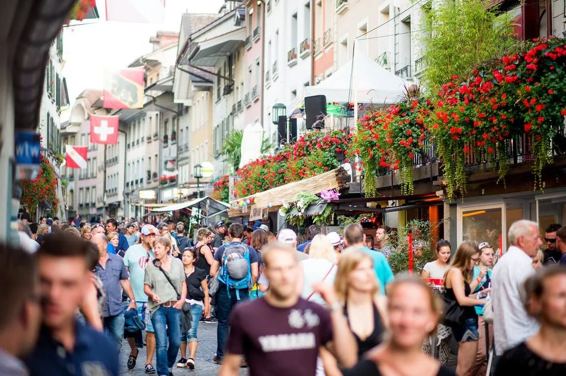 Belebte Altstadtgasse am Thunfest 2016
