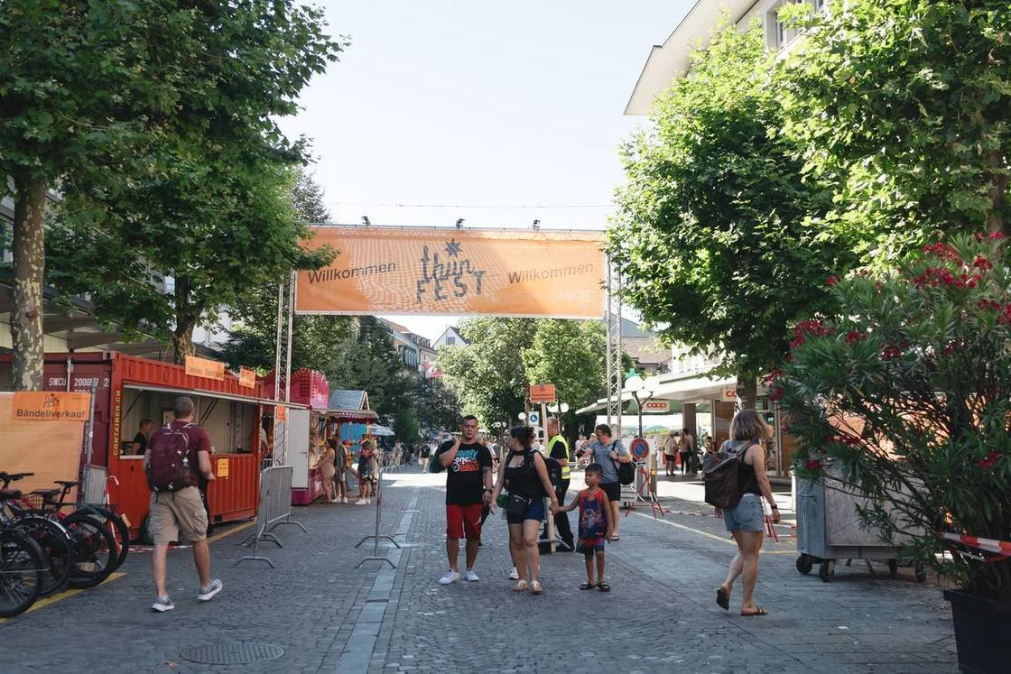 Altstadtgasse mit thunFEST-Banner, Thunfest 2024