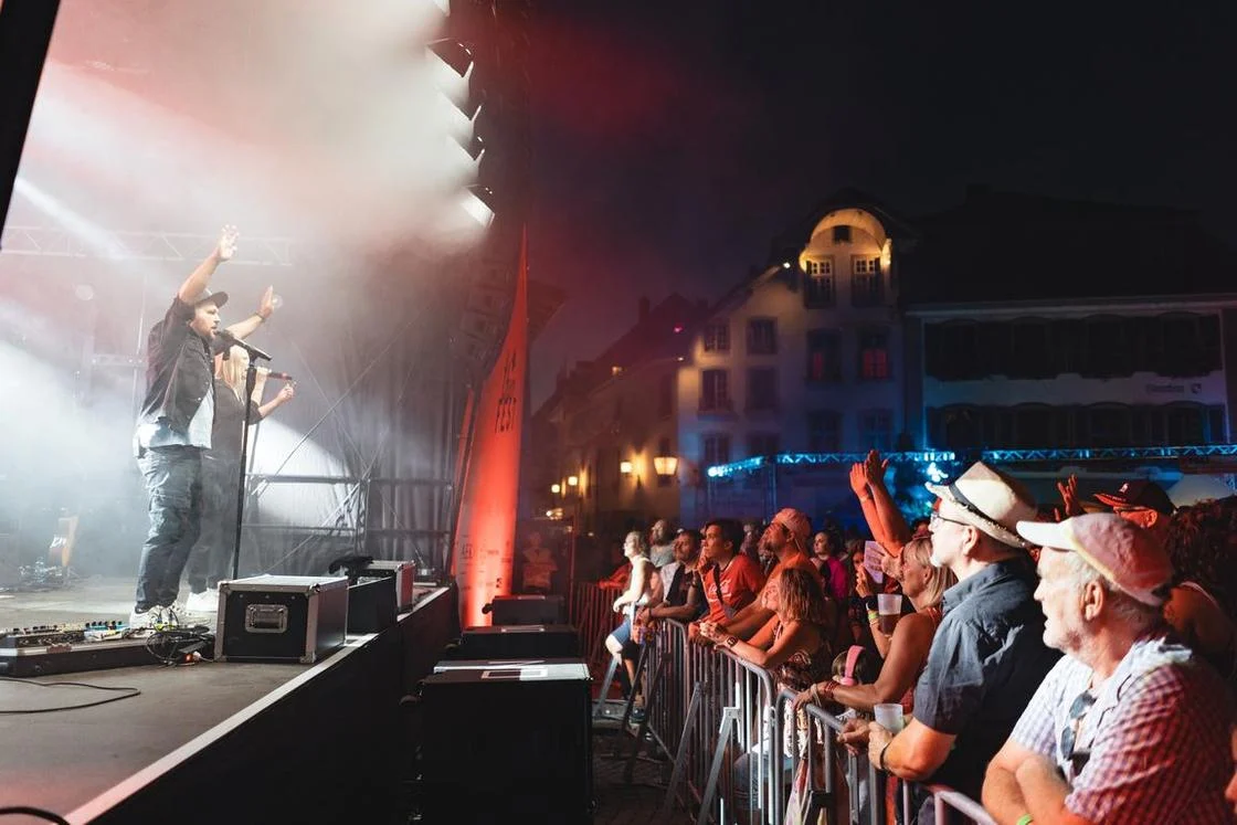 Thunfest 2024: Konzert bei Nacht auf dem Rathausplatz, Publikum an der Bühnenabschrankung