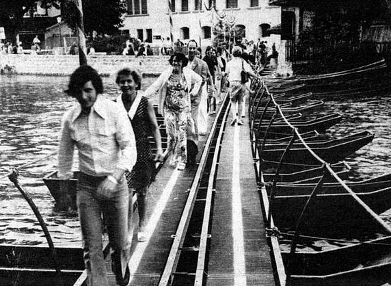 Zeitungsausschnitt von 1974: Besucherinnen und Besucher überqueren die Bootsbrücke über die Aare