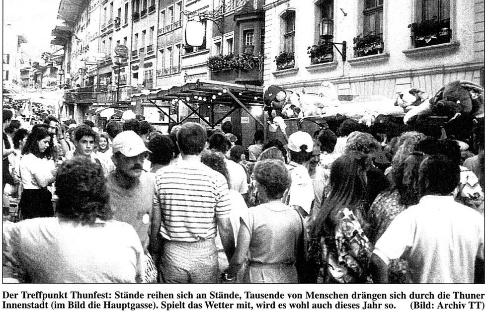 Zeitungsausschnitt von 1997: dicht gedrängte Menschenmenge zwischen Marktständen in der Thuner Hauptgasse