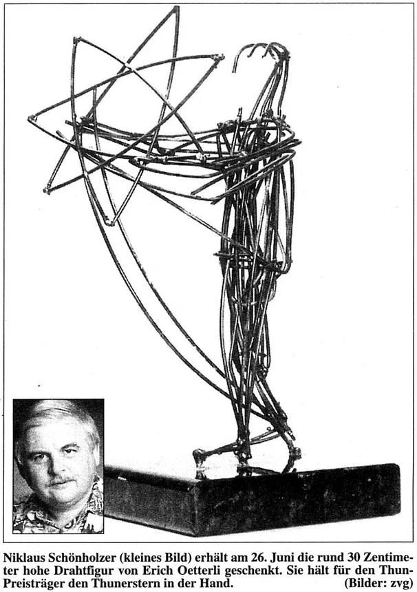 Niklaus Schönholzer und die Thunpreis-Drahtfigur von Erich Oetterli, 1998